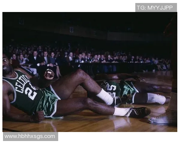 戴满钻戒的足球球星背后的奢华生活与传奇故事